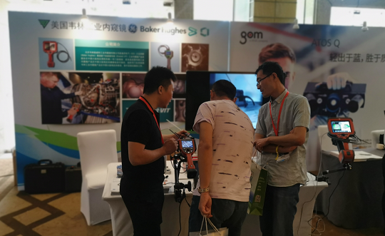 北京韋林意威特工業內窺鏡有限公司的技術人員,正在為與會者介紹韋林工業內窺鏡在汽車檢測方面的應用