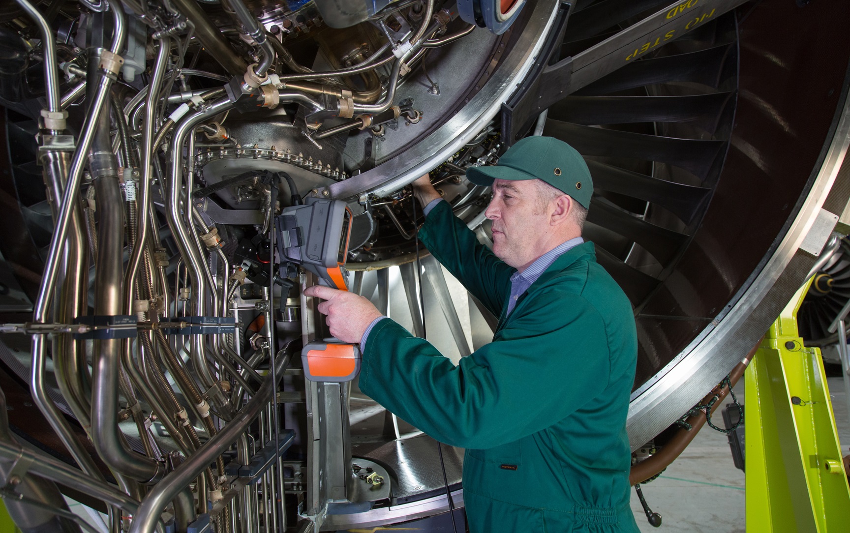 使用工業內窺鏡檢查航空發動機表面缺陷現場圖